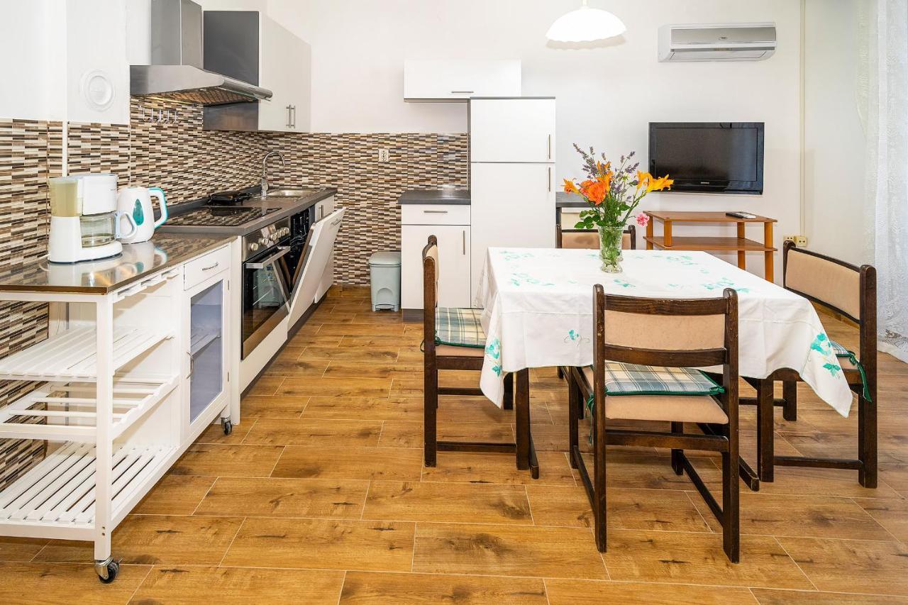 Apartments Jurina Krk Town Exterior photo